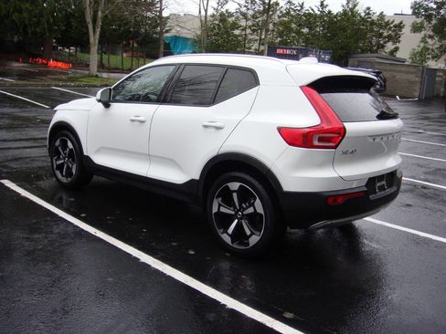 Used 2020 Volvo XC40 T5 Momentum w/ Protection Package Premier image 10