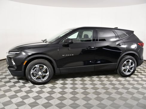 Used 2025 Chevrolet Blazer LT AWD/4WD image 9