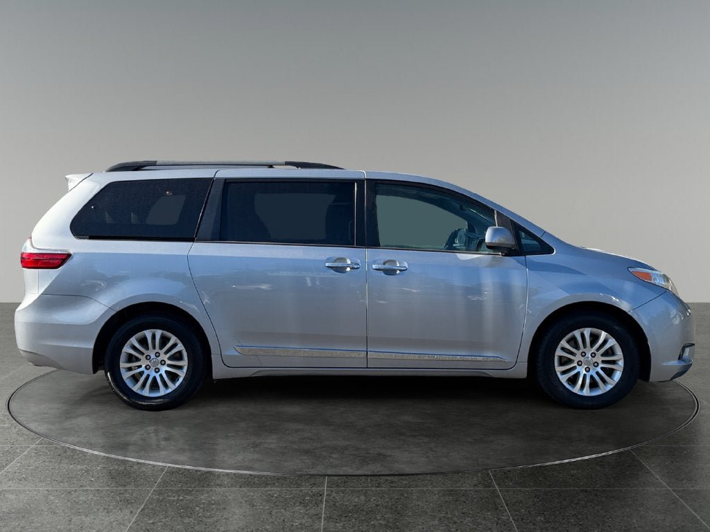Used 2017 Toyota Sienna XLE w/ XLE Navigation Package FWD image 11