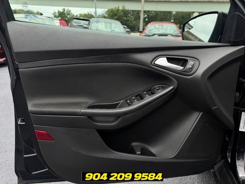 Used 2018 Ford Focus SE w/ SE Appearance Package FWD image 12