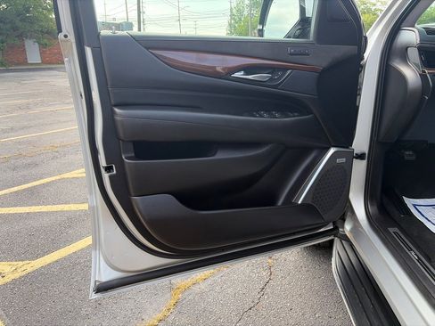 Used 2018 Cadillac Escalade Luxury AWD/4WD image 17