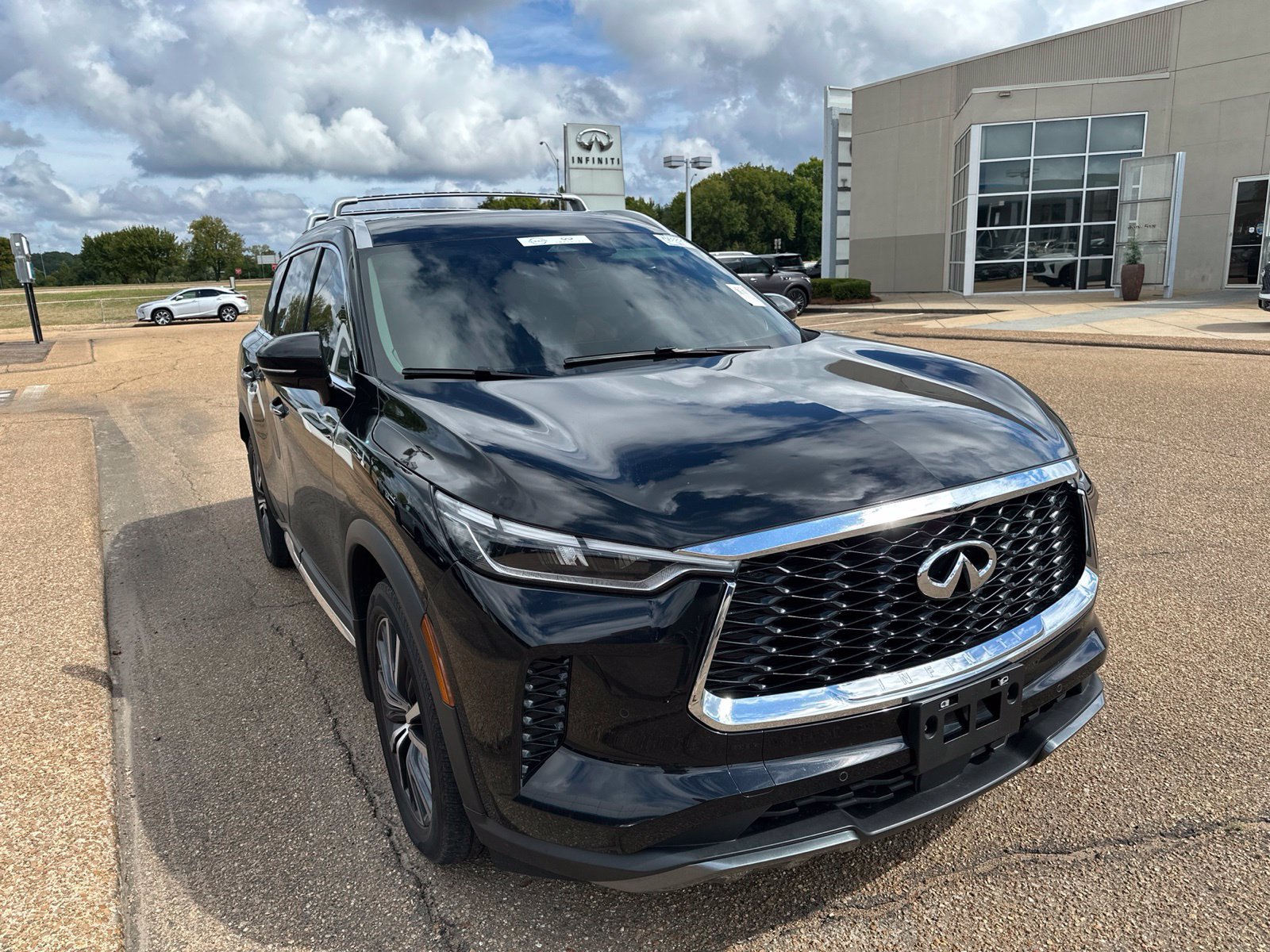 Used 2023 INFINITI QX60 Sensory w/ Vision Package AWD/4WD image 2