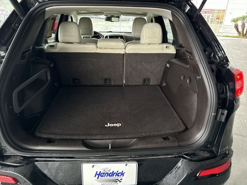 Used 2018 Jeep Cherokee Overland w/ Technology Group FWD image 31