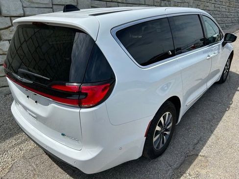 Used 2023 Chrysler Pacifica Limited w/ Uconnect Theater Family Group FWD image 5