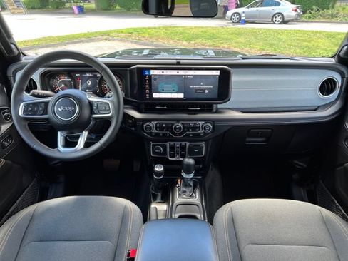 Used 2025 Jeep Wrangler Unlimited Sahara AWD/4WD image 35