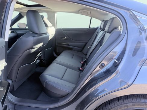 Used 2025 Lexus ES 300h F Sport image 13