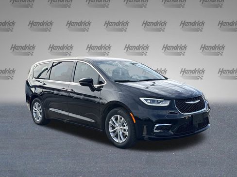 New 2026 Chrysler Pacifica Select image 2