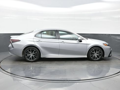 Used 2024 Toyota Camry SE FWD image 7