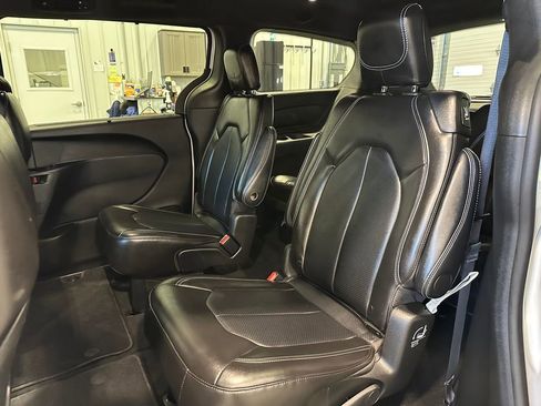 Used 2025 Chrysler Pacifica Select FWD image 24