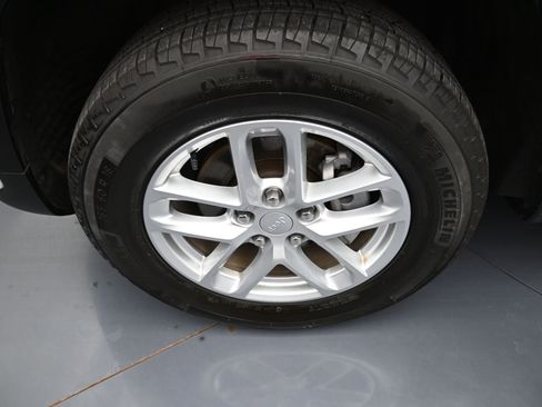 Used 2025 Jeep Grand Cherokee Laredo X image 24