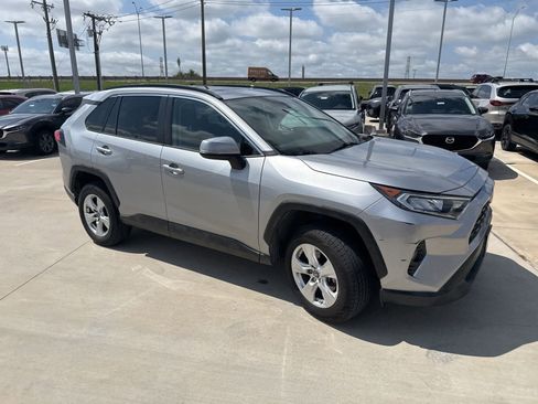 Used 2019 Toyota RAV4 XLE FWD image 6