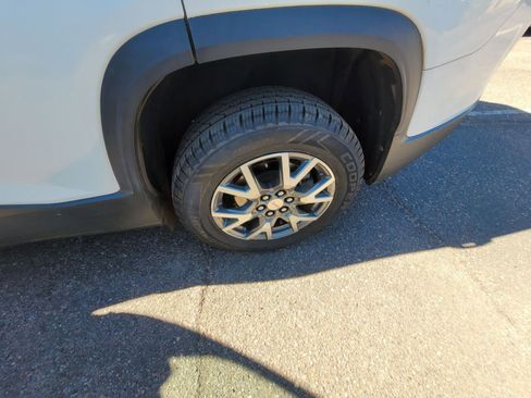 Used 2023 GMC Acadia SLT image 13