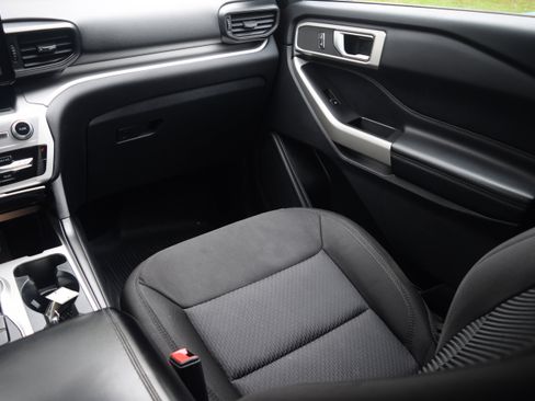 Used 2022 Ford Explorer XLT image 14