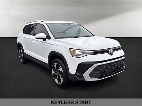 Used 2025 Volkswagen Taos SE w/ Panoramic Sunroof Package image 2