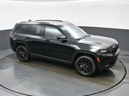 Used 2025 Jeep Grand Cherokee Altitude image 39