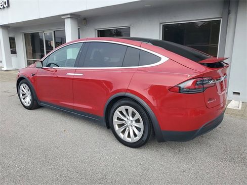 Used 2018 Tesla Model X 100D image 2
