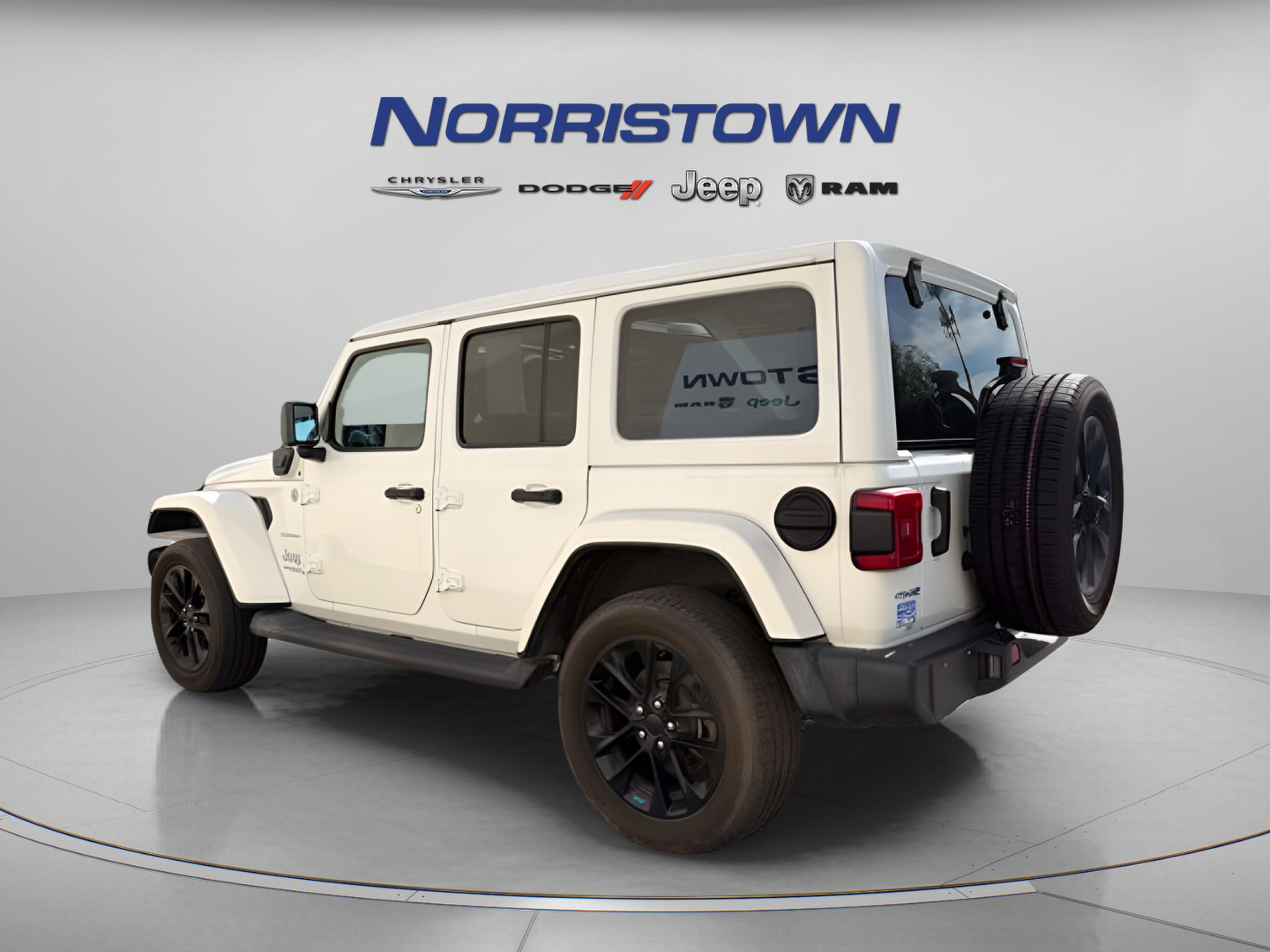 Used 2022 Jeep Wrangler Unlimited Sahara w/ Cold Weather Group AWD/4WD image 4