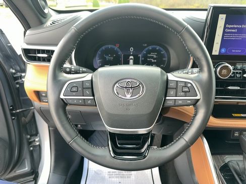 Used 2023 Toyota Highlander Platinum image 12