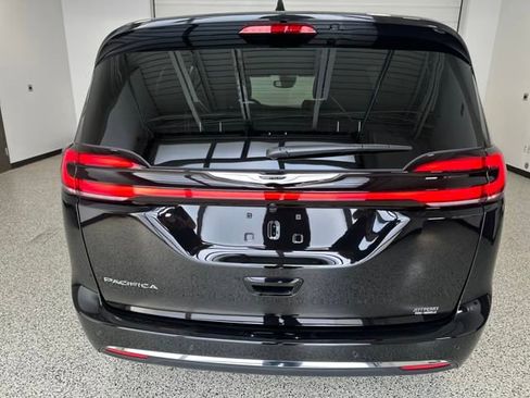 New 2026 Chrysler Pacifica Select image 24