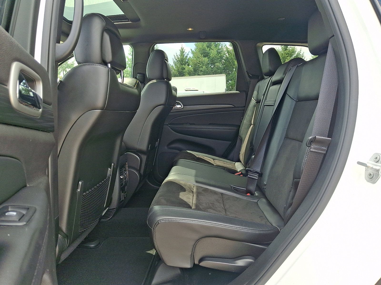Used 2019 Jeep Grand Cherokee Altitude AWD/4WD image 13