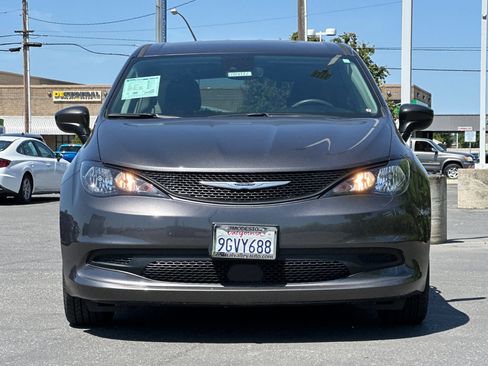 Used 2023 Chrysler Voyager LX image 6