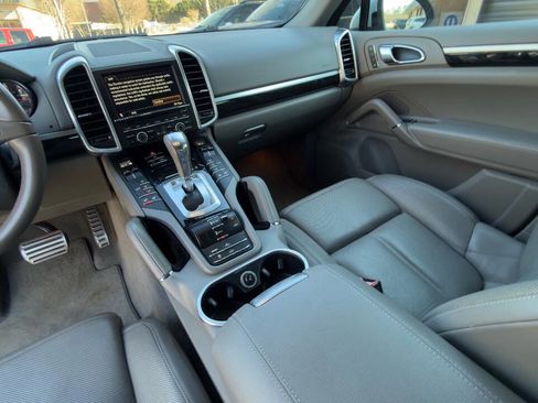 Used 2011 Porsche Cayenne S image 39