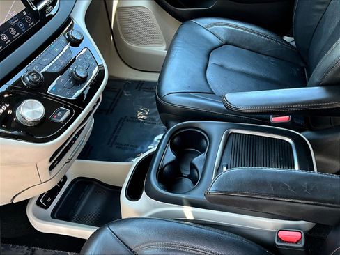 Used 2017 Chrysler Pacifica Touring-L Plus w/ Advanced Safetytec Group FWD image 18