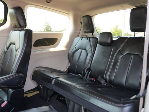 Used 2024 Chrysler Pacifica Touring-L FWD image 26