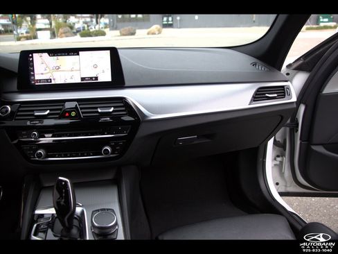 Used 2019 BMW 530e w/ M Sport Package image 29