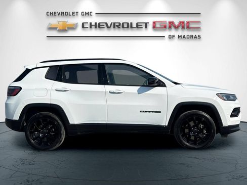 Used 2025 Jeep Compass Latitude w/ Convenience Group AWD/4WD image 2