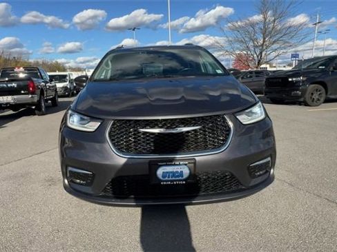 Used 2021 Chrysler Pacifica Touring-L w/ Uconnect Theater Family Group image 3