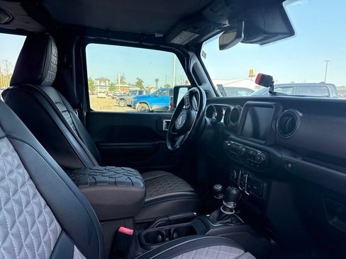 Used 2021 Jeep Gladiator Sport AWD/4WD image 17