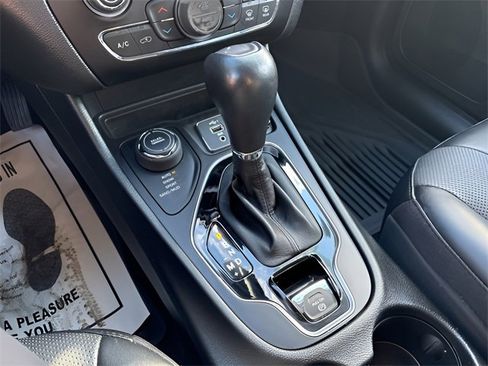 Used 2022 Jeep Cherokee Limited w/ Mopar Interior Package image 19