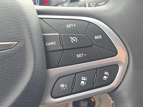 Used 2024 Chrysler Pacifica Touring-L FWD image 33
