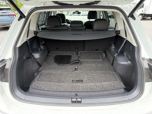 Used 2022 Volkswagen Tiguan SE w/ Panoramic Sunroof Package FWD image 18