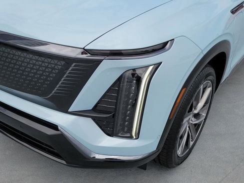 New 2026 Cadillac Vistiq Sport w/ LPO, Floor Liner Package AWD/4WD image 10