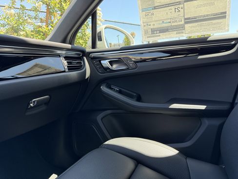 Used 2025 Porsche Macan Loaner image 24