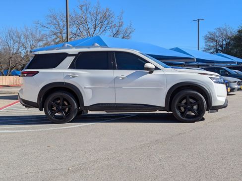 Used 2023 Nissan Pathfinder SL w/ Lighting Package (N92) image 3