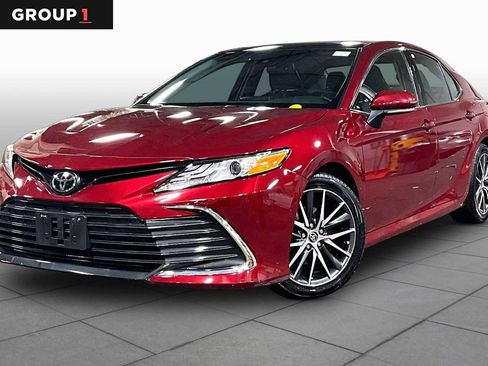 Used 2021 Toyota Camry XLE image 1