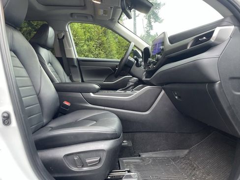 Used 2024 Toyota Highlander AWD image 21