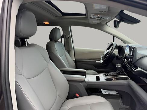 Used 2021 Toyota Sienna XLE AWD/4WD image 19