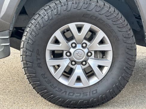 Used 2018 Toyota Tacoma SR5 RWD image 42