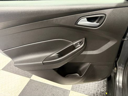 Used 2018 Ford Focus SE w/ SE Appearance Package image 16