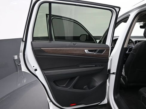 Used 2024 Volkswagen Atlas SEL AWD/4WD image 23