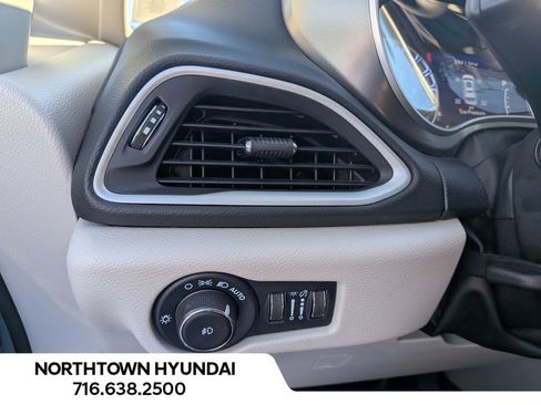 Used 2024 Chrysler Pacifica Touring-L image 32