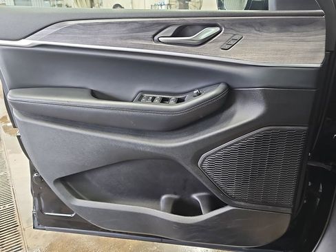 Used 2024 Jeep Grand Cherokee L Limited w/ Luxury Tech Group II image 27