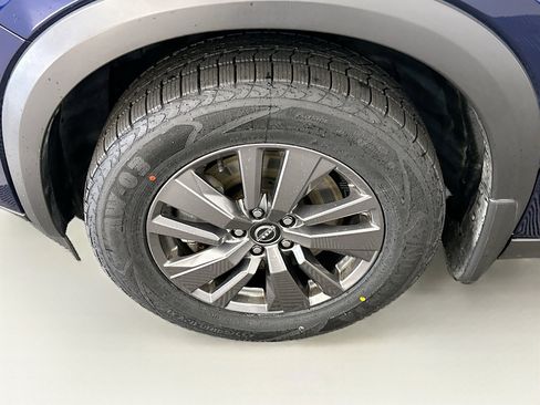 Used 2023 Nissan Pathfinder SV image 11