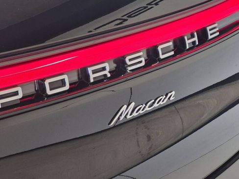 Certified 2023 Porsche Macan AWD/4WD image 4