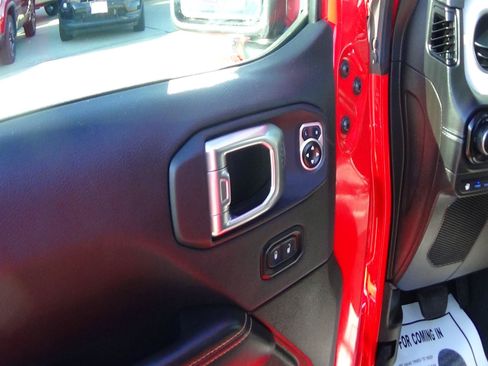 Used 2025 Jeep Wrangler Unlimited Sahara AWD/4WD image 17