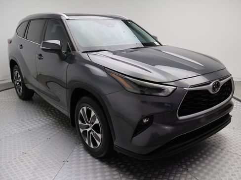 Certified 2024 Toyota Highlander XLE image 6